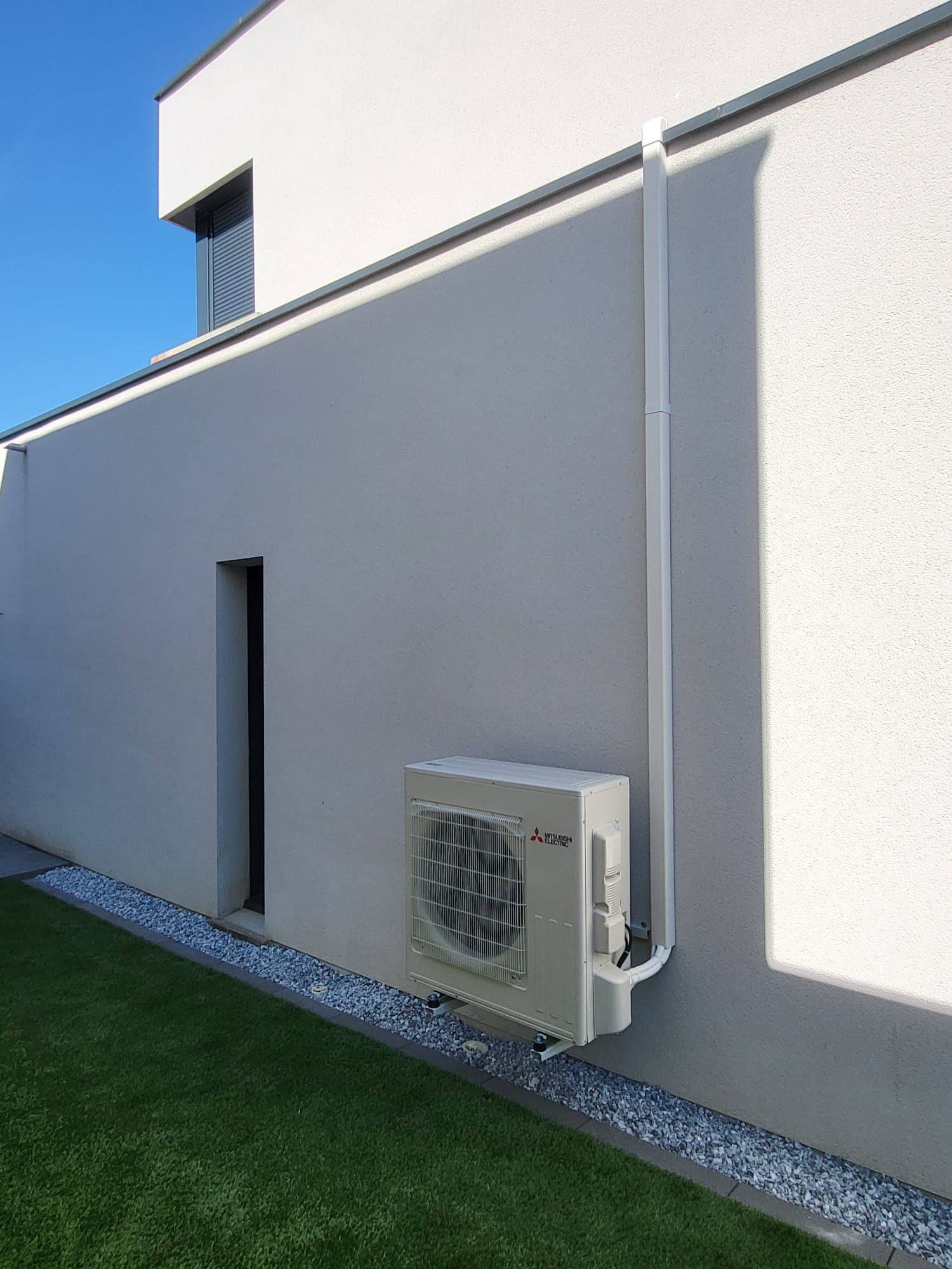 PAC monobloc Mitsubishi sur maison contemporaine